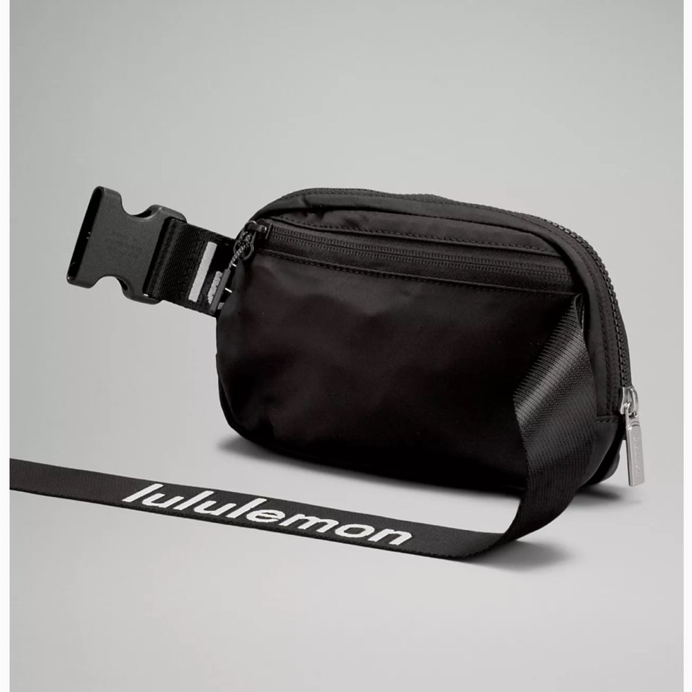 Lululemon Everywhere Belt Bag Wordmark Black - Picture 4 of 12